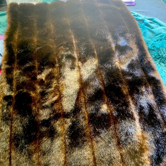 IMAN Faux Fur - Picture 4 of 6